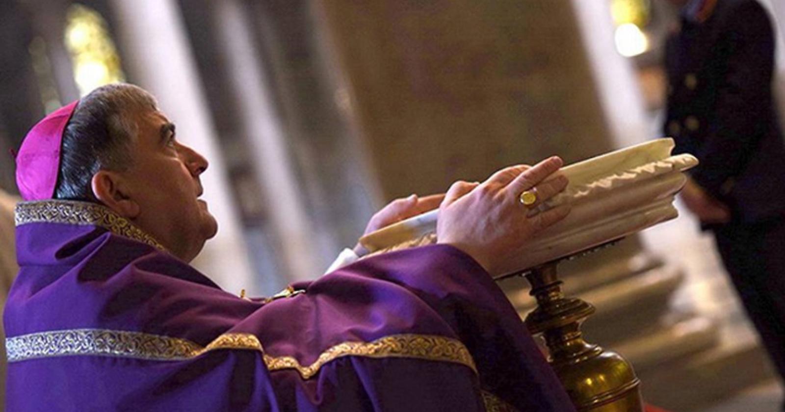 L'arcivescovo di Lecce , già vescovo di San Severo, vieta le messe nelle cappelle private per il 2 novembre