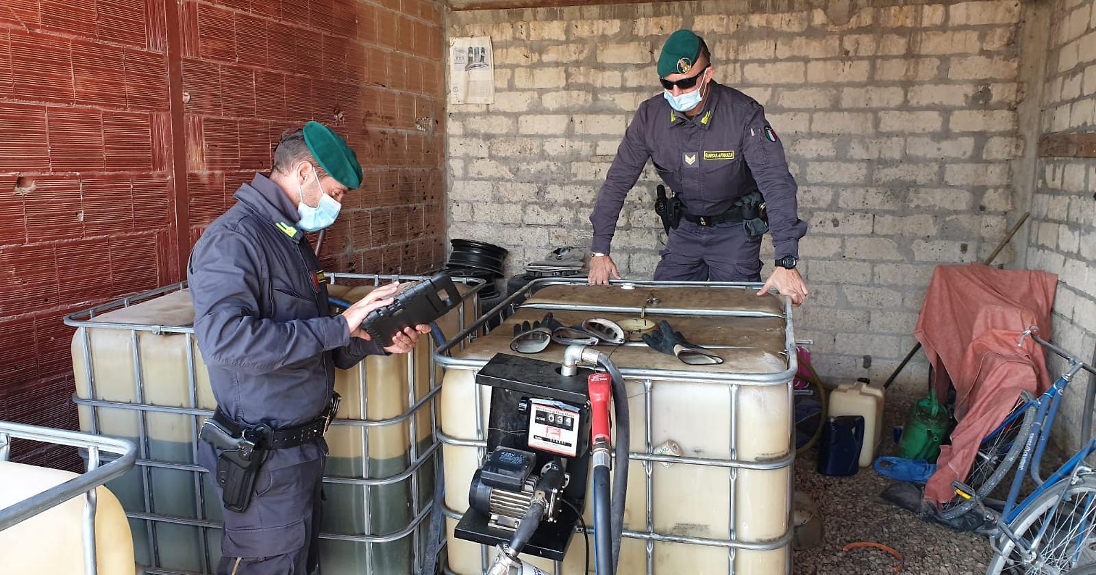 La GdF sequestra in un autoparco di Cerignola un impianto abusivo di carburante