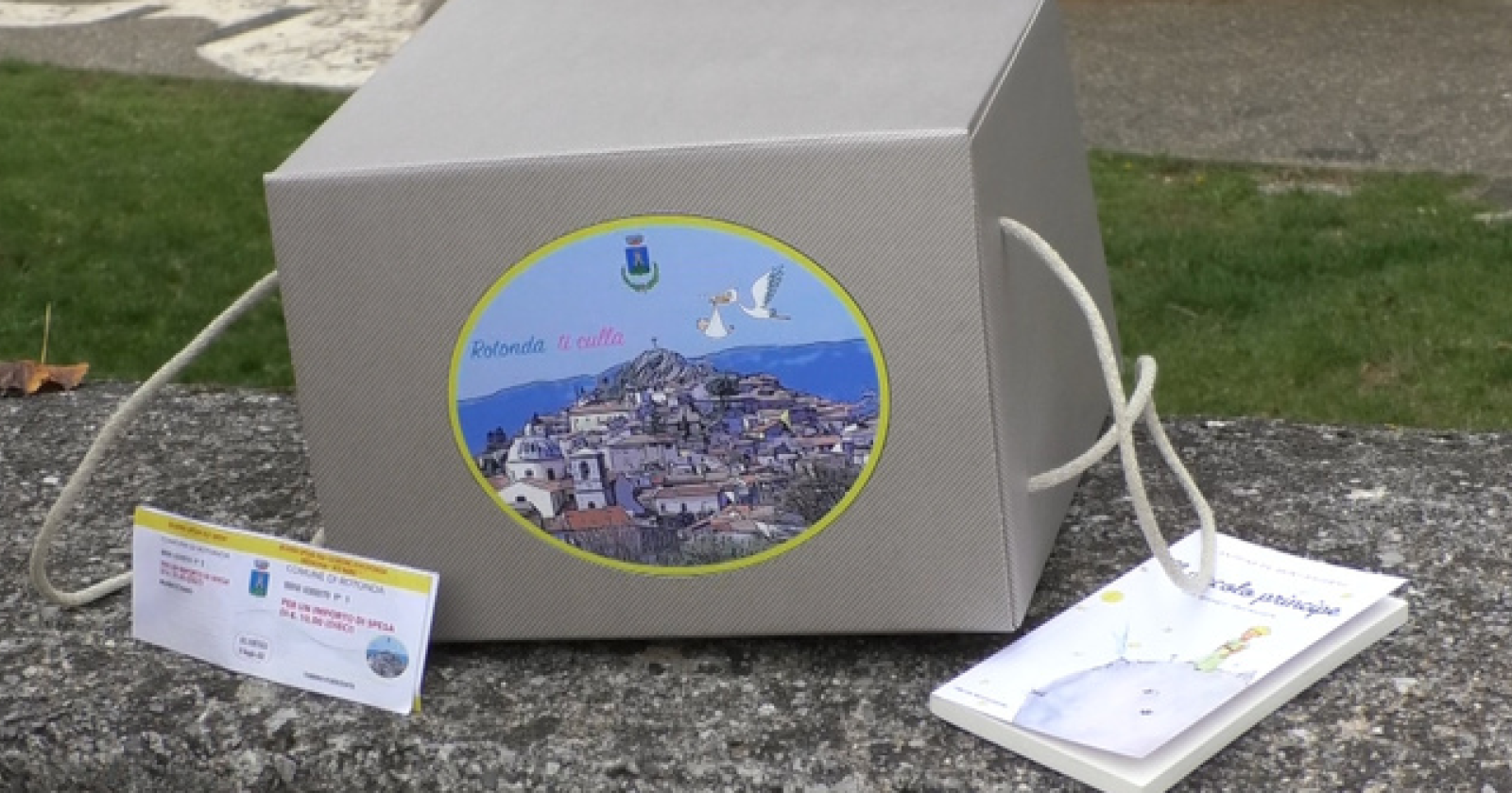 Rotonda regala ai neonati il kit bebè