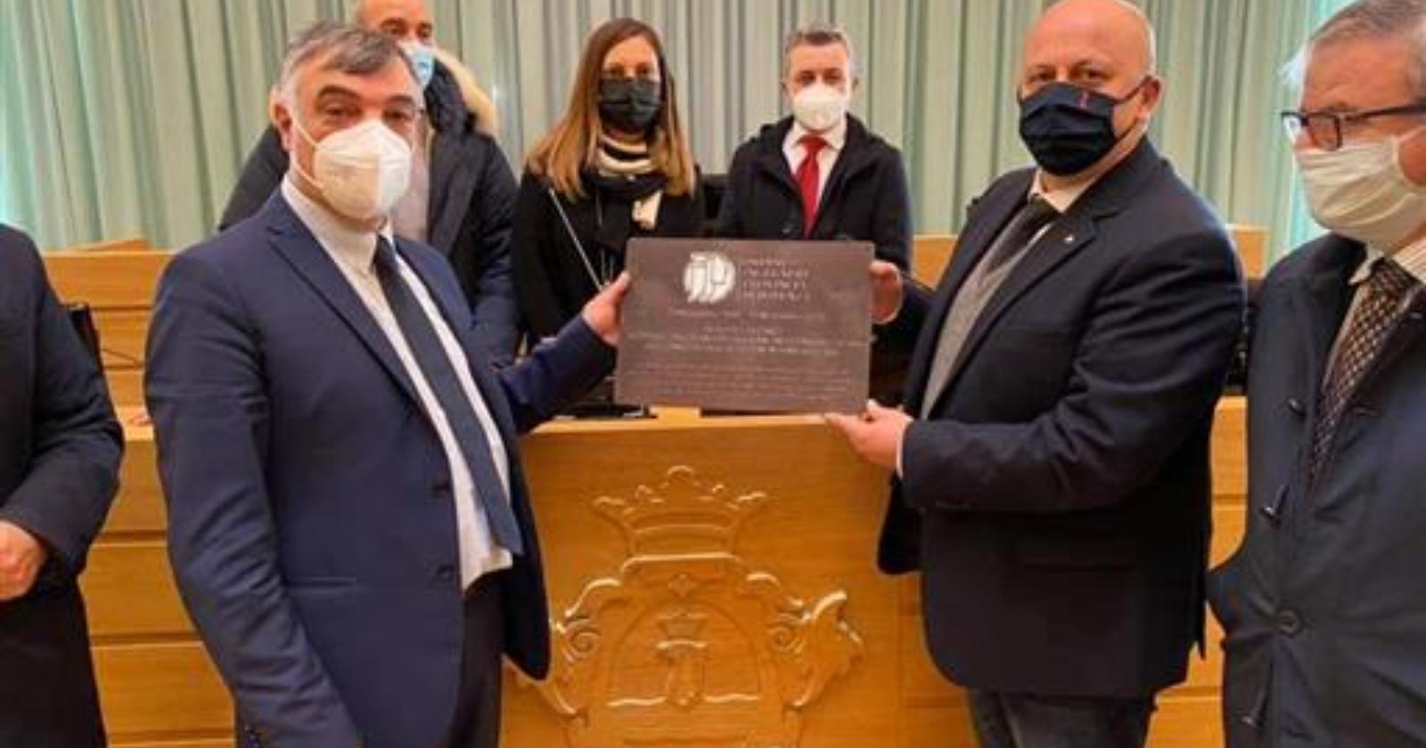 Il terremoto del 1980: gli ingegneri di Potenza regalano una targa per ricordare l'impegno dei tecnici