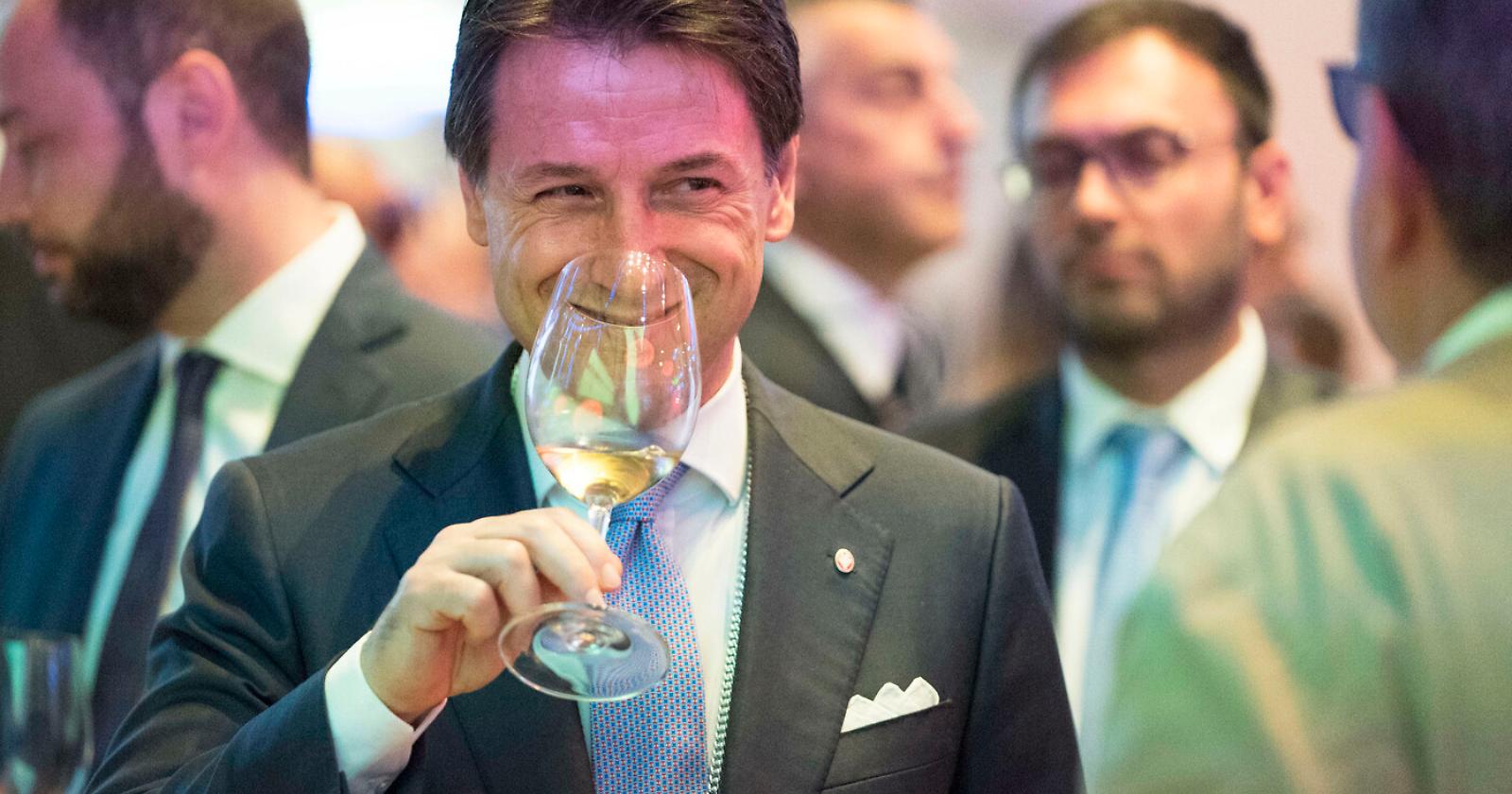 Conte nel Dpcm ha dimenticato la bolgia degli aperitivi della vigilia di Natale in Puglia, Decaro: «Interverranno i sindaci»