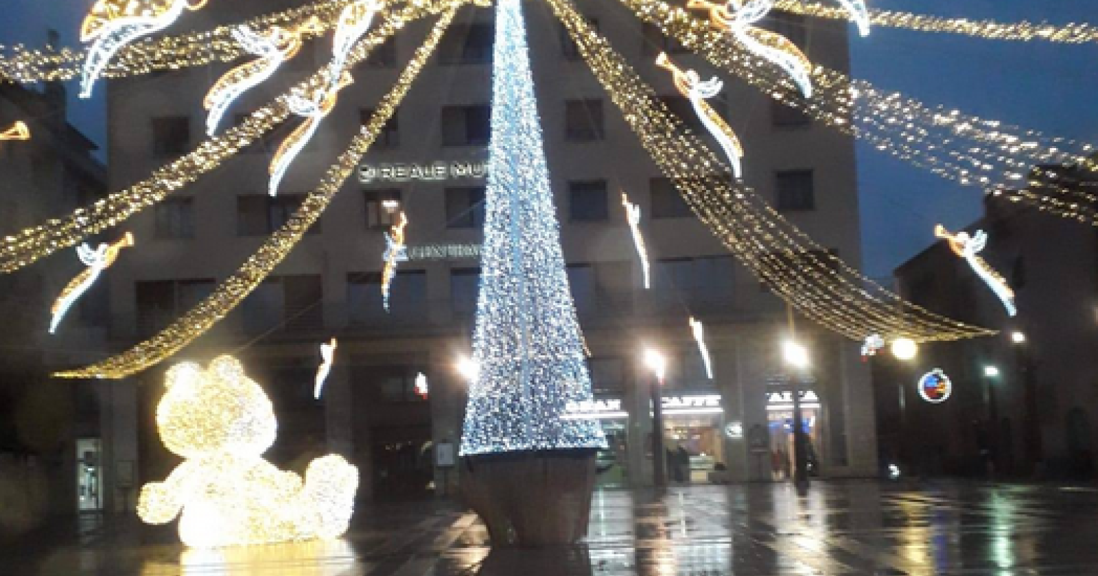 Potenza, il prefetto guasta le feste a Guarente. Vuole chiudere via Pretoria causa Covid: «Troppo struscio»