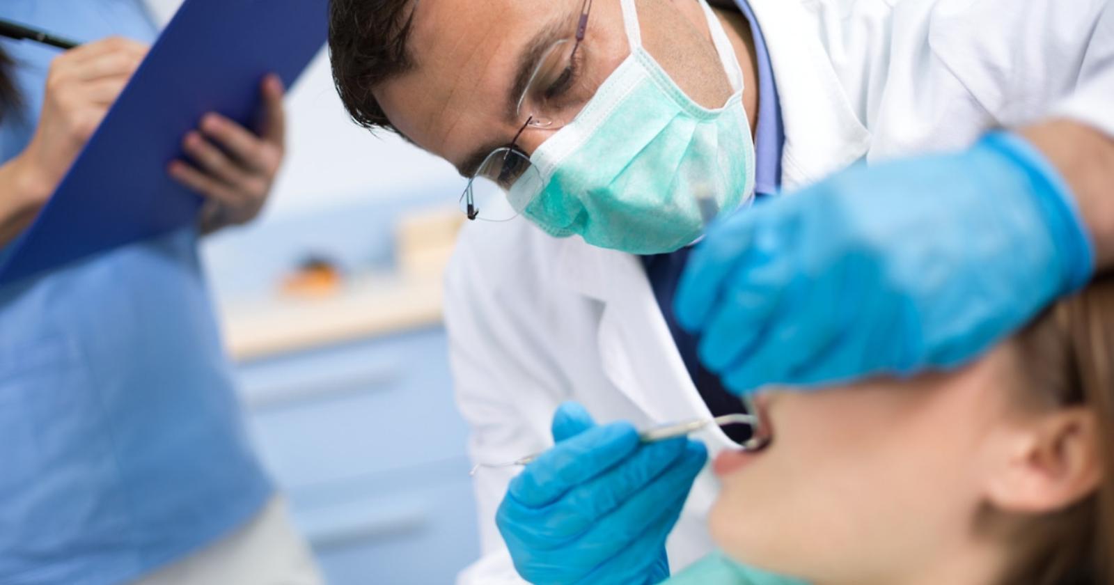 Vaccino anti Covid, la protesta dei dentisti pugliesi per non essere tra le categorie prioritarie