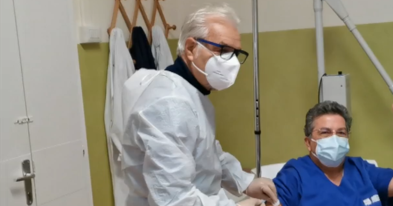 Vaccine day a Policoro: prima dose simbolicamente somministrata dall'assessore Leone