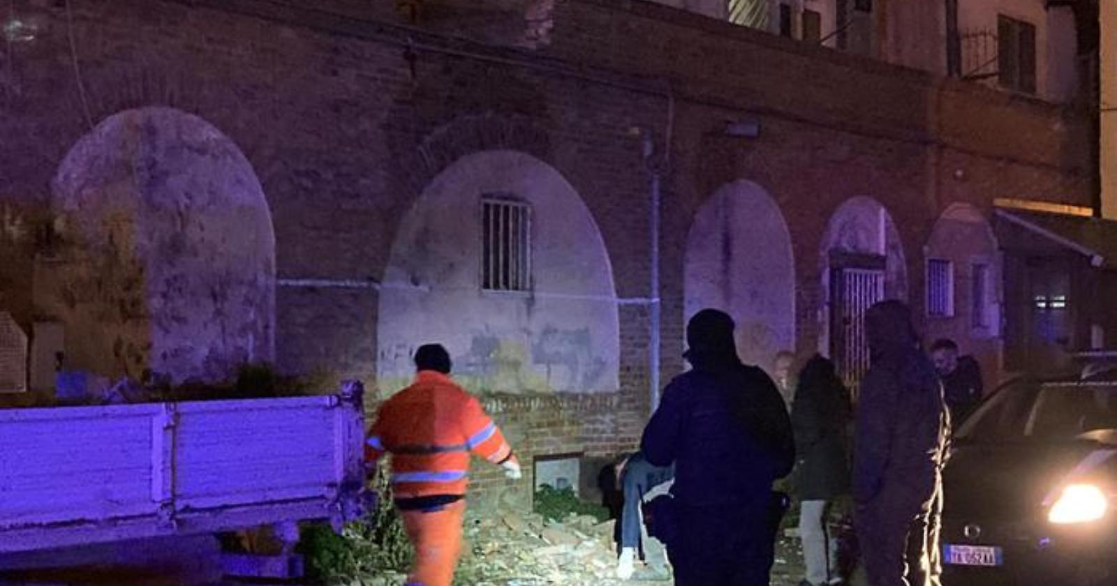 Crolla parte del parapetto di un palazzo "fantasma" a Foggia, la protesta degli ex residenti