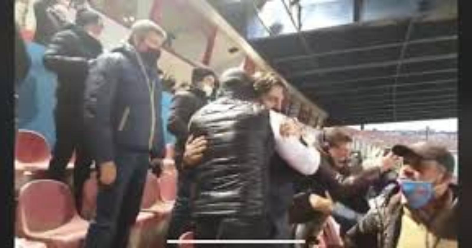 Per festeggiare la vittoria con il Foggia, i baci e gli abbracci del sindaco di Catania fanno rumore e scatenano le polemiche