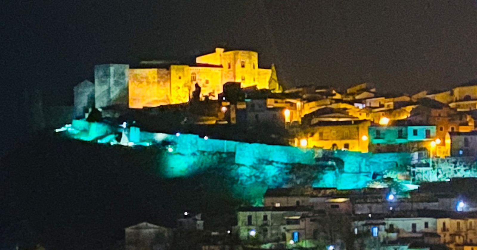 Melfi per Zaki: le mura illuminate di giallo verde