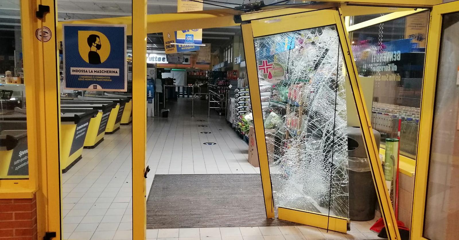 Tentano il colpo all'Eurospin di Foggia sfondando la vetrata con un'auto