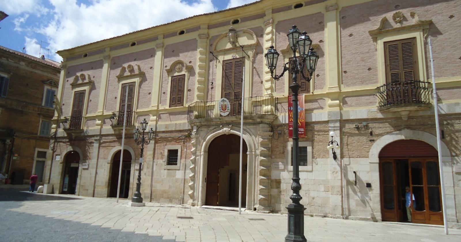 Si sa che la cassaforte del vescovo gode di alte "protezioni" , ma due ladri sprovveduti di Lucera ci provano