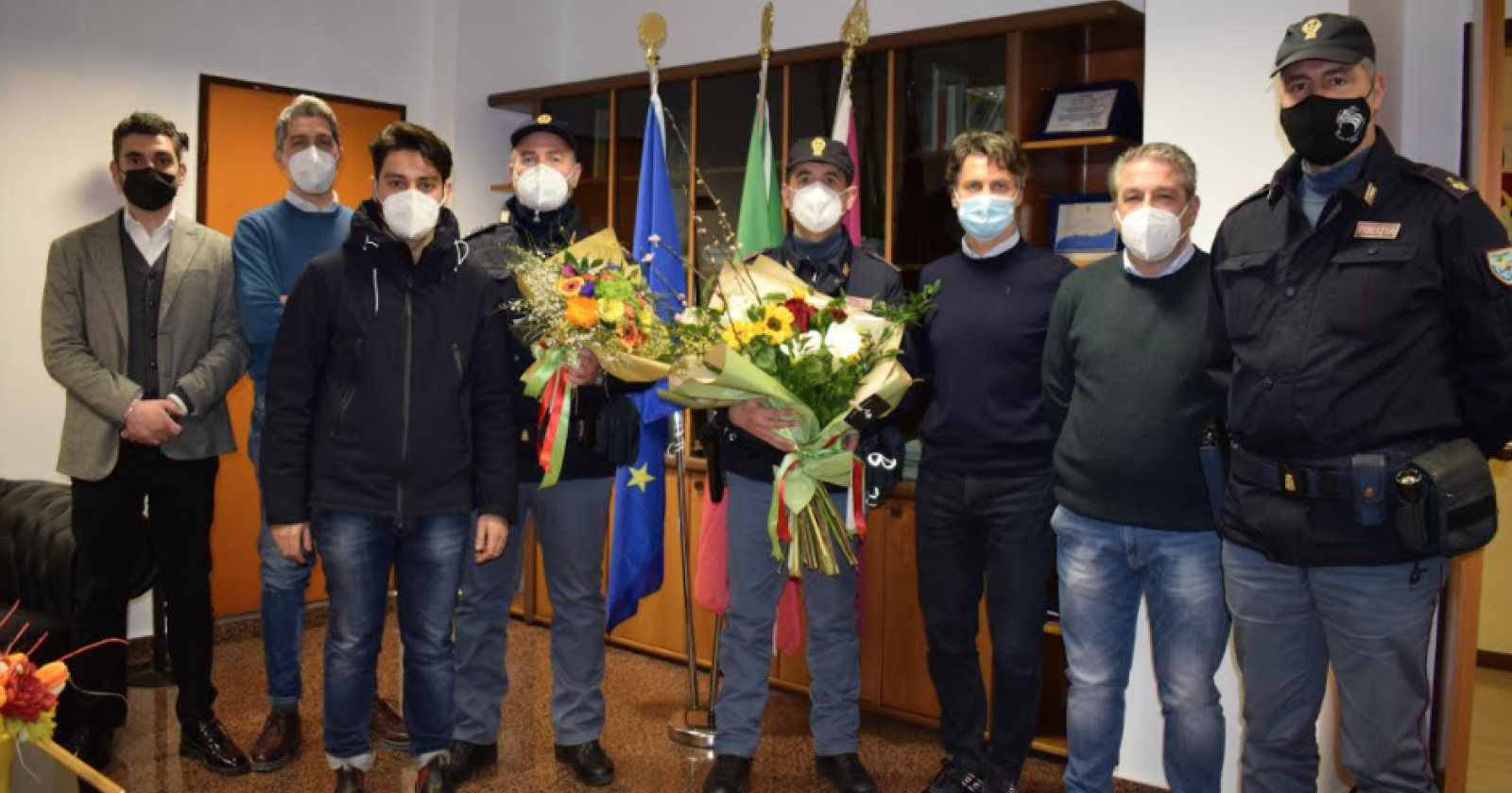 A Foggia un grazie detto con i fiori alla Polizia per gli arresti riguardanti l'omicidio di Francesco Traiano
