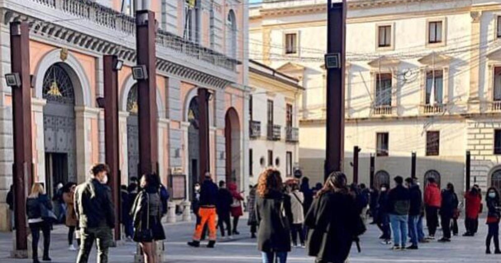 Potenza, in fila per una comparsa. Laboratorio Politico: «Un’Amministrazione senza “rossore”»