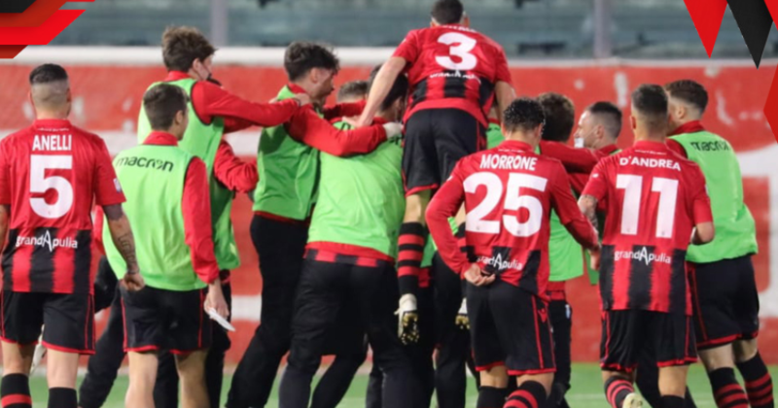Il Foggia strappa alla Turris 3 baci - gol per la presidente