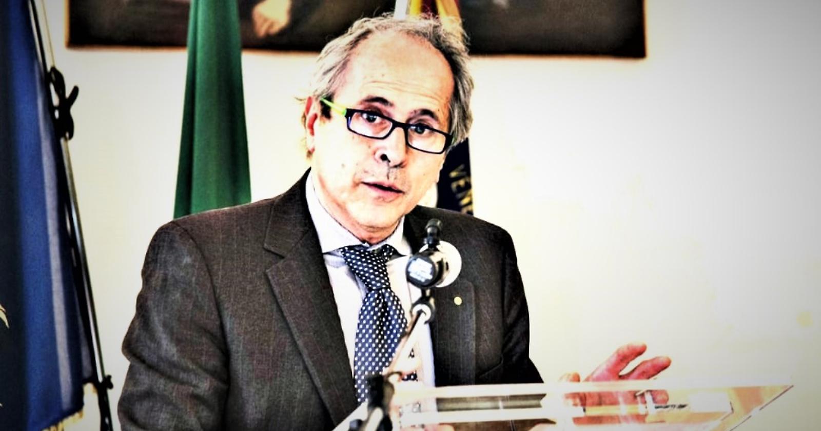 La ricetta anticovid dell'esperto di zanzare Crisanti: «Usate il bancomat»