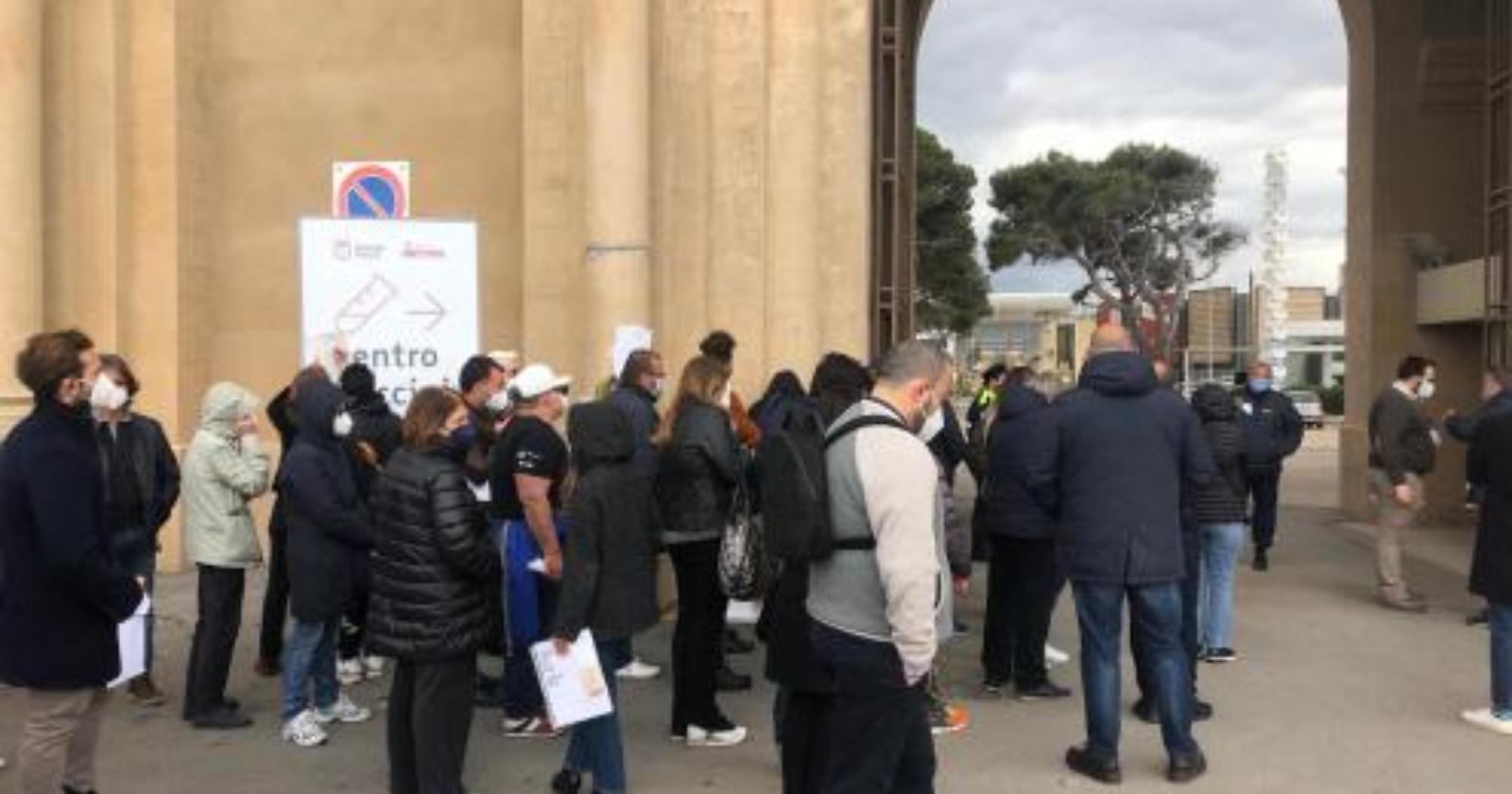 Lunghe file in Puglia le vaccinazioni, con l'apertura ai caregiver: 8mila i minori di 16 anni con gravi disabilità 