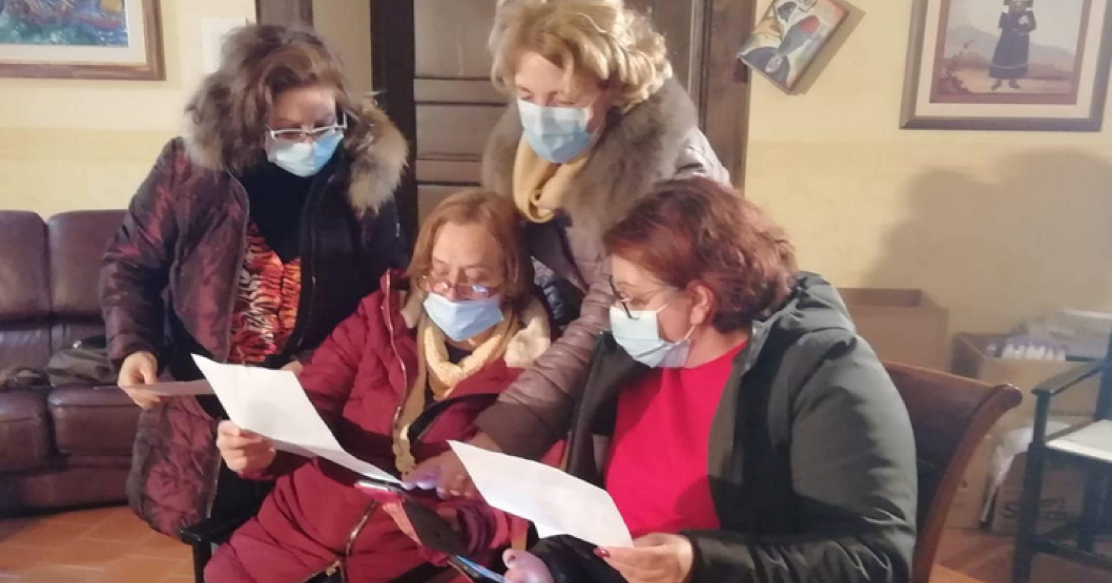Le ricamatrici di Anzi reinterpretano la borsa iconica di Fendi