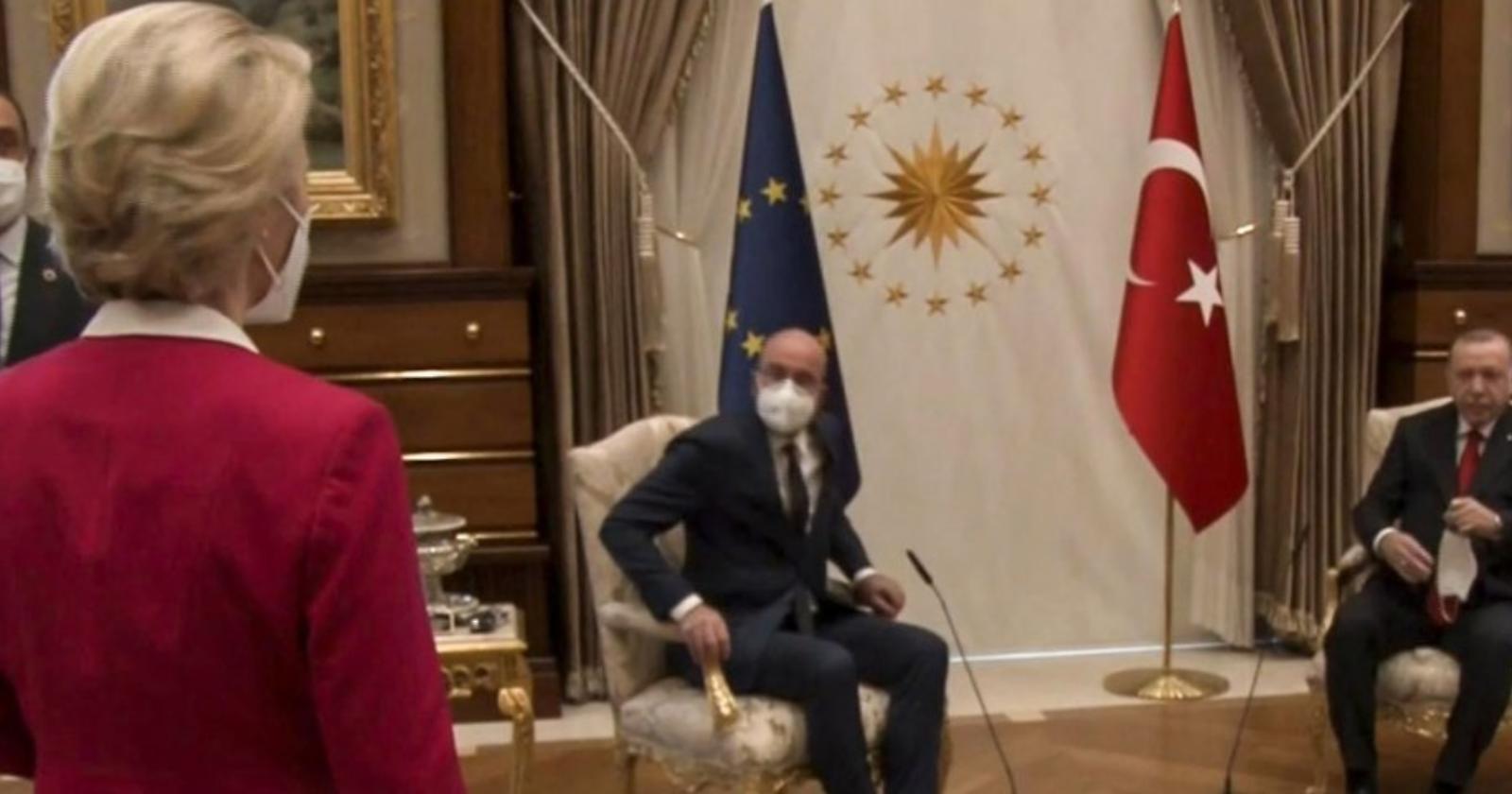 La poltrona mancante ad Ankara, metafora del nostro tempo 