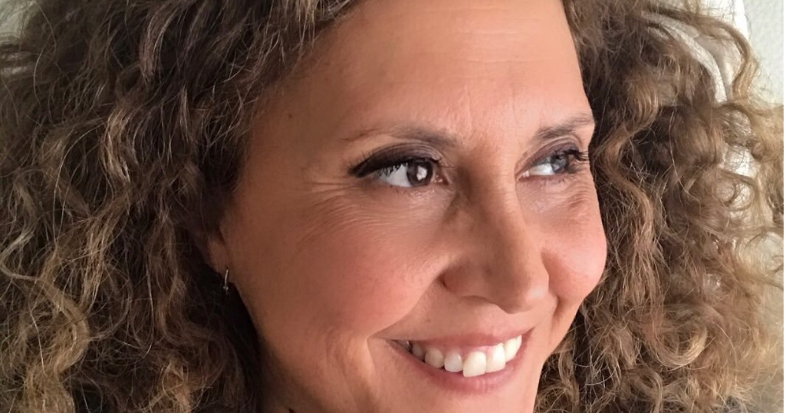 Nicoletta Simeone "casellante" di Isoradio alla scoperta dei dialetti di Puglia a Vieste, dove le strade «nascono dritte e muoiono storte»