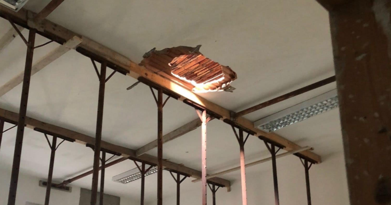Piemontese inchioda il sindaco di Apricena Potenza al soffitto della Torelli: «Fa teatro per coprire gli errori del progetto della scuola»