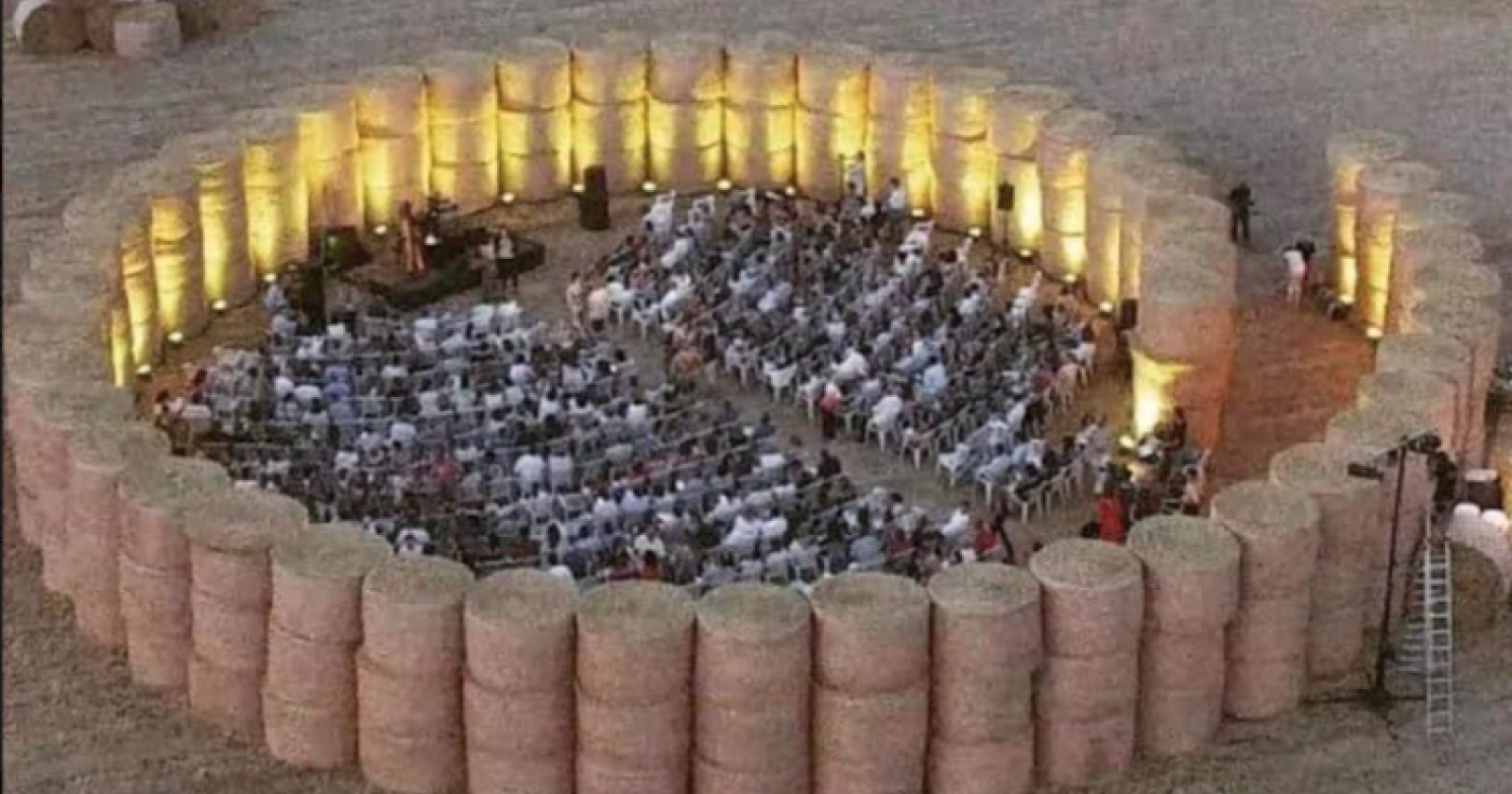 Un teatro rurale all'aperto realizzato con balle di fieno: l'idea geniale di Roseto Valfortore