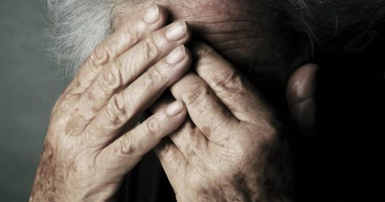 Litigano, lei lo spinge e lui cade battendo la testa e muore