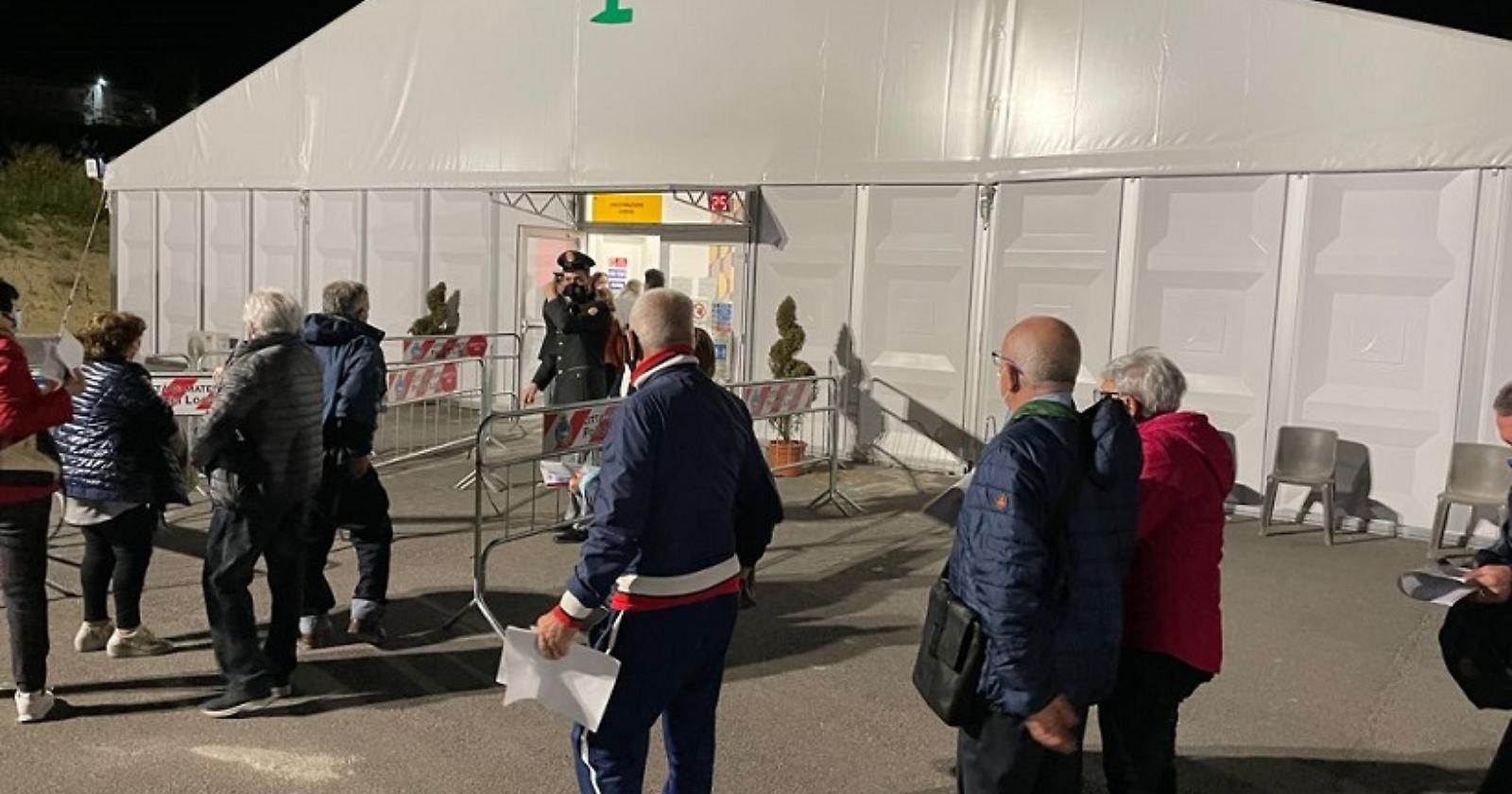 Il "vaccine party" di Bardi in Basilicata è un flop: solo un terzo le dosi inoculate all'"Astranight" di Matera