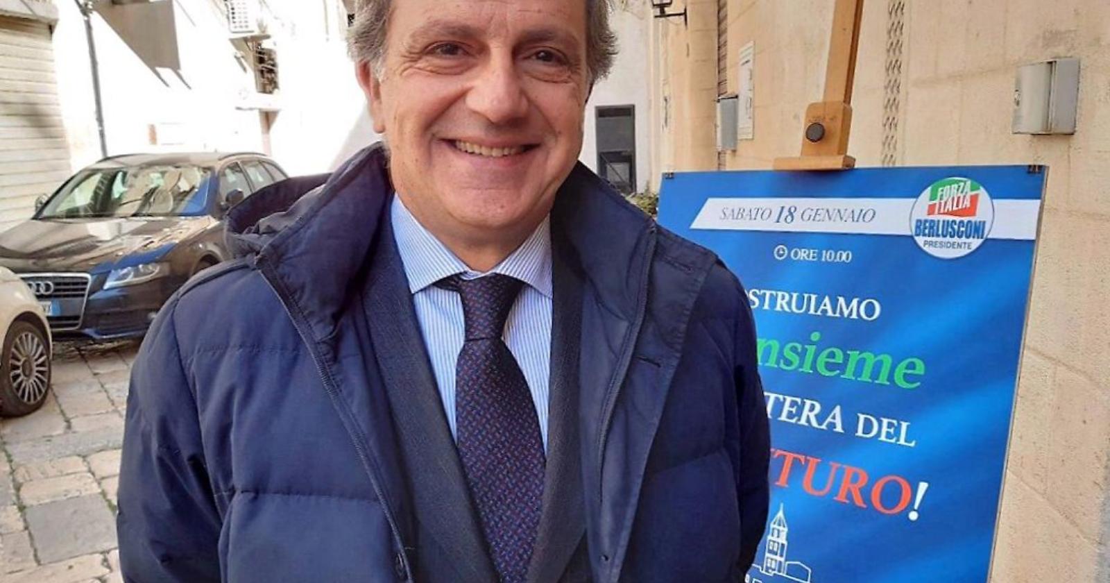 Moles va a raccogliere i cocci del flop di Bardi al "vaccine party" dell"AstraNight" di Matera e ha pure il coraggio di dire che «Andiamo avanti così»