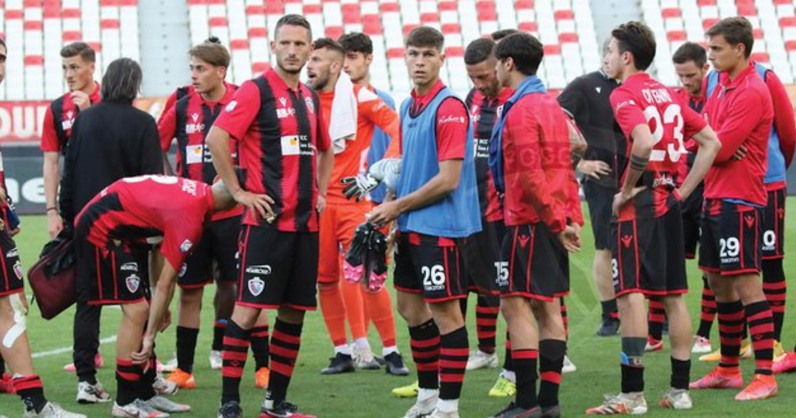 Nel canto dei galletti del Bari l'addio ai playoff del Foggia