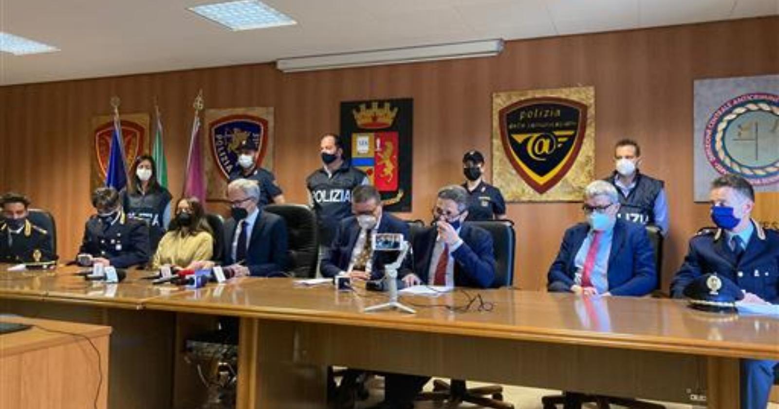 Con l'accusa di corruzione, arresti domiciliari per il dimissionario sindaco di Foggia Landella e due consiglieri comunali