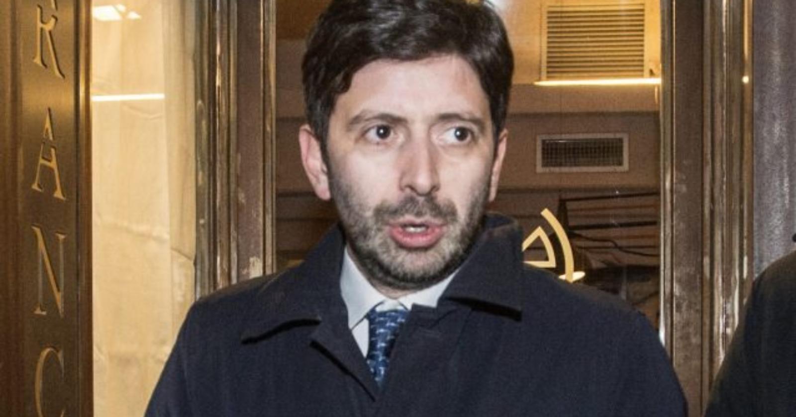 Il chiusurista Speranza scaricato da Bassetti: «Contagio ridotto grazie ai vaccini, non alle chiusure»