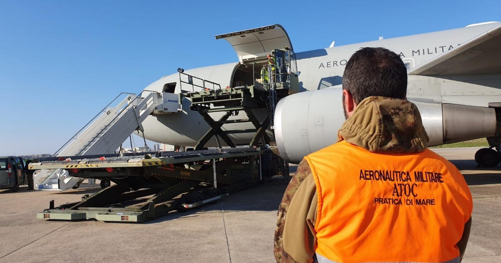 Pratica di Mare: in arrivo 370mila dosi di J&J, domani oltre 1,7 milioni di Astrazeneca e venerdì quasi 400mila dosi di Moderna