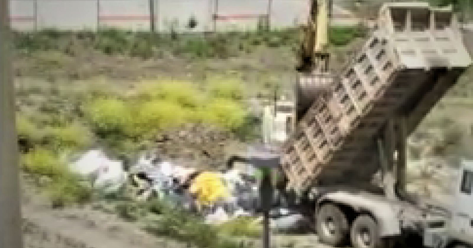 Potenza: camion e ruspa in pieno giorno per smaltire rifiuti di un cantiere edile. Il video diventa virale 