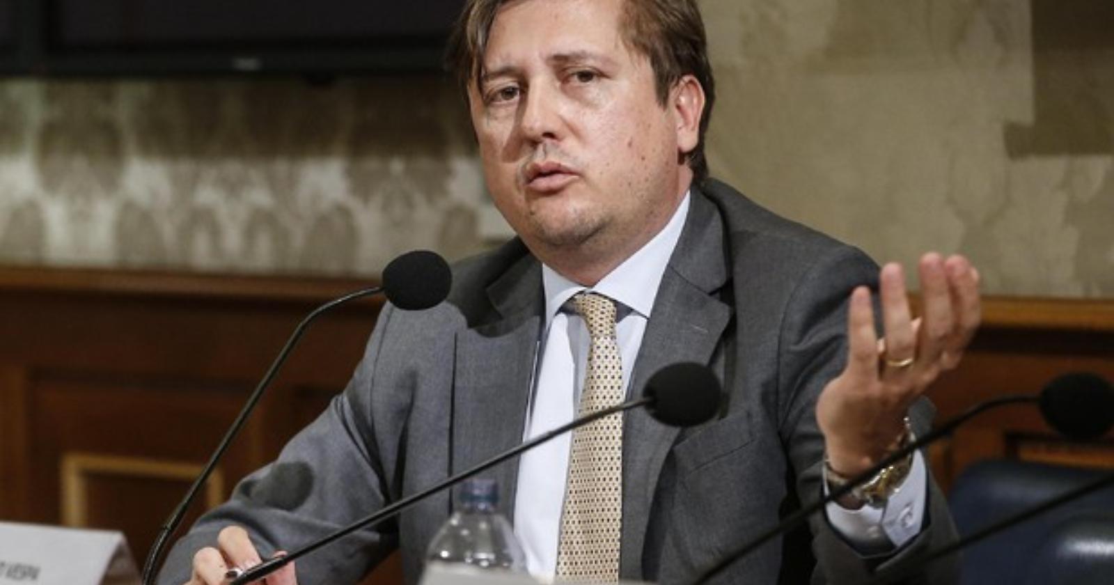 Sileri e il dono della veggenza: «Tra pochi giorni inizieranno a calare i contagi e i decessi per Covid»