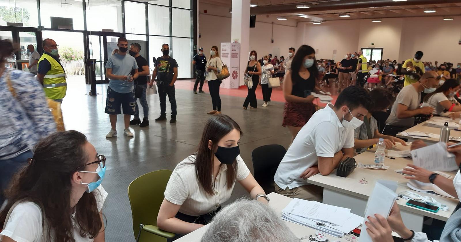 Vaccini killer, la Puglia e altre 6 regioni sospendono AstraZeneca e Johnson&Johnson ai giovani. Lopalco: «Rallentare pone a rischio tutti»