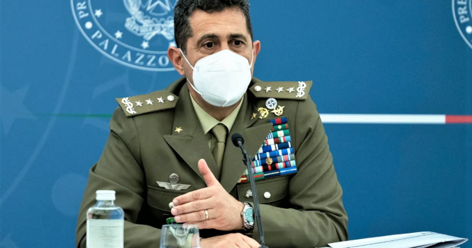 Parla il generale Figliuolo: «A breve incontrerò Speranza. Avanti senza indugio sulla terza dose»