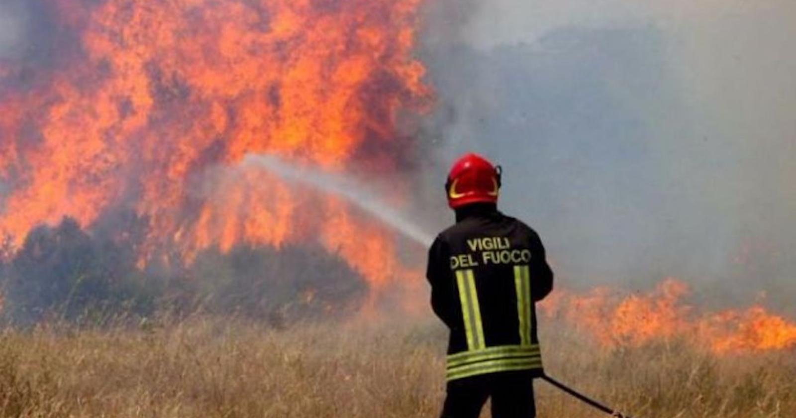 Nell'Italia che brucia, in un mese 37mila interventi dei Vigili del Fuoco contro gli incendi: Puglia seconda regione più colpita
