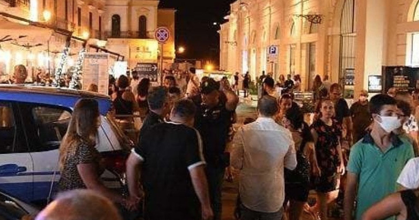 Assalto di turisti e case pollaio, Gallipoli accerchiata dal Covid: chiudono contemporaneamente tre ristoranti