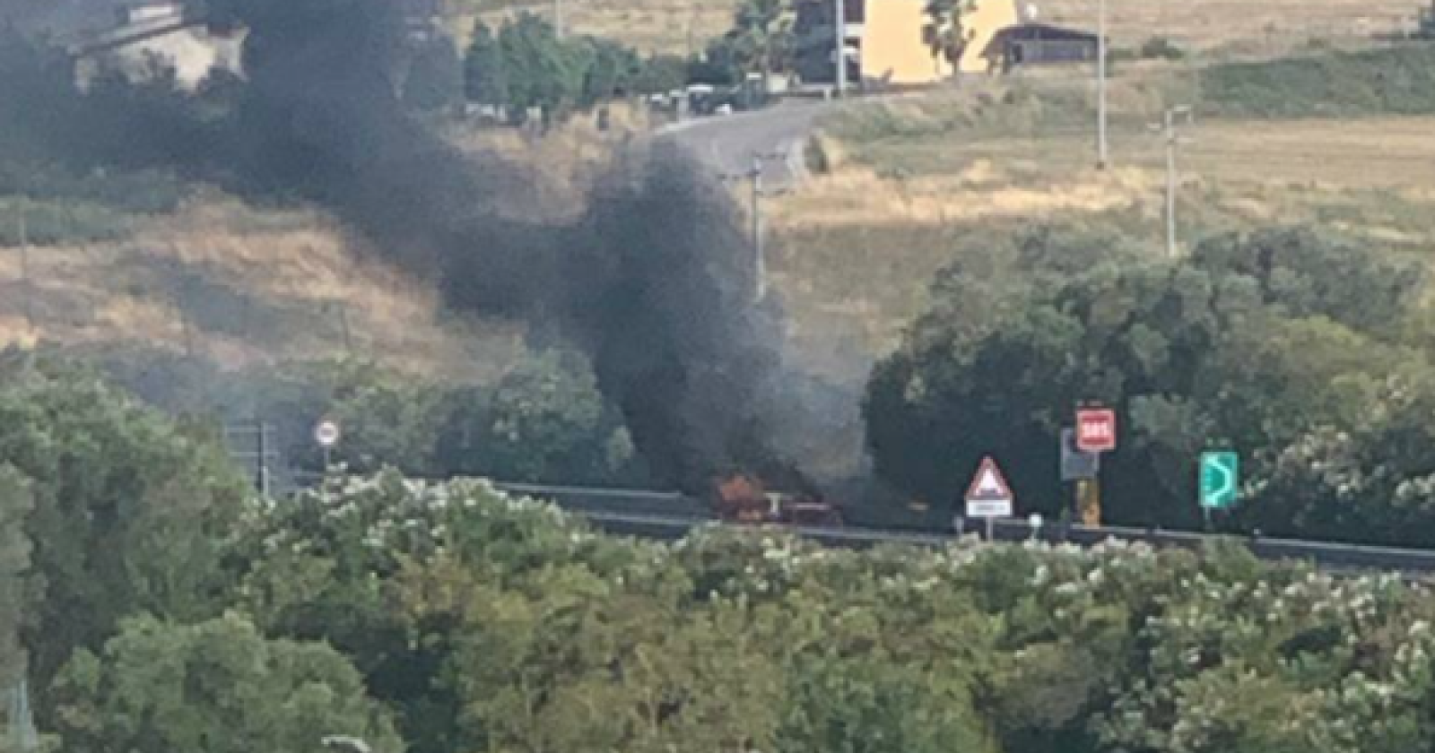 Campomarino ancora in fiamme, treni sospesi tra Pescara e Foggia