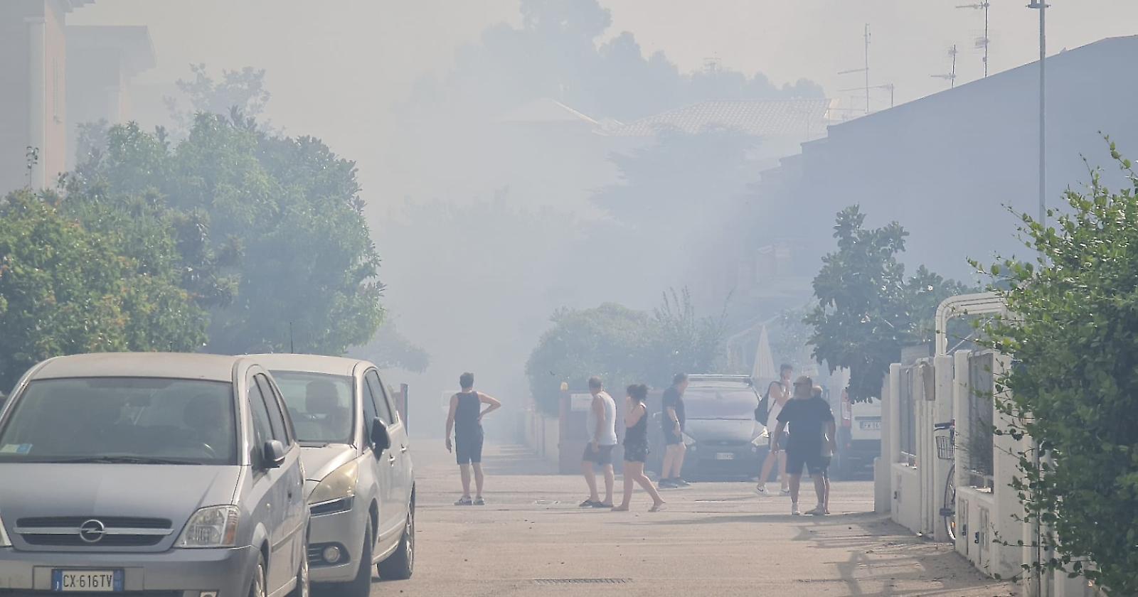 Campomarino tra le fiamme, evacuate oltre 400 persone