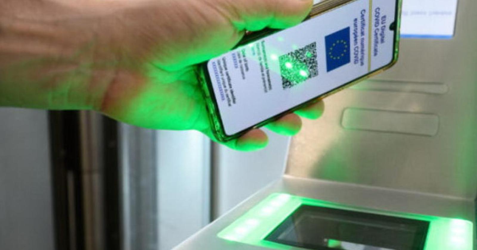Falsi green pass, anche un 17enne di Foggia tra gli amministratori dei 32 canali Telegram sequestrati in Italia