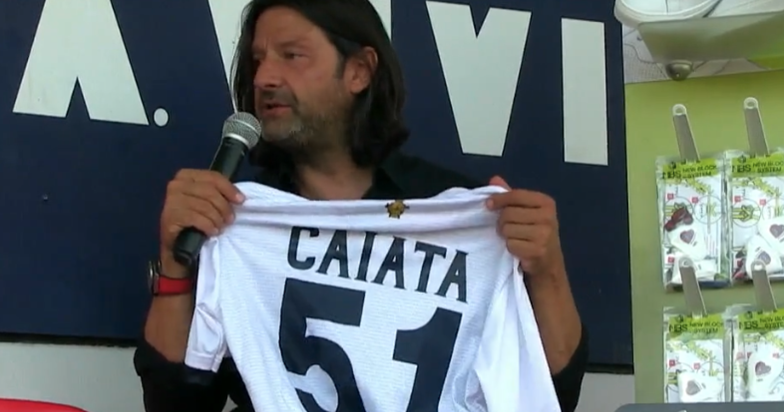Il Potenza presenta la maglia dei cento comuni, con il simbolino della Provincia