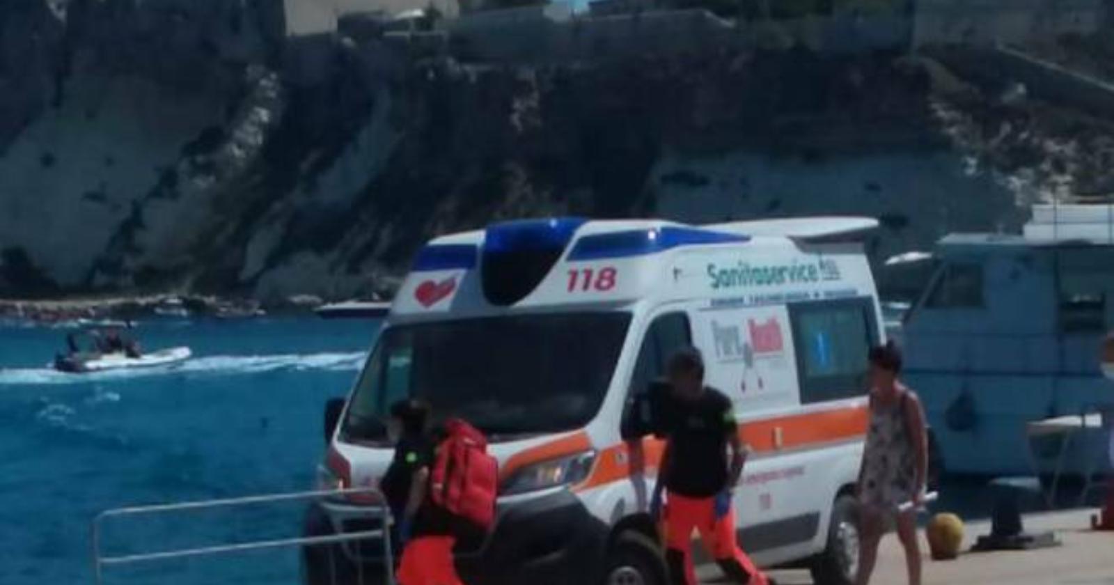 Prende fuoco e affonda una barca da Termoli per le Isole Tremiti: 9 turisti salvati per miracolo