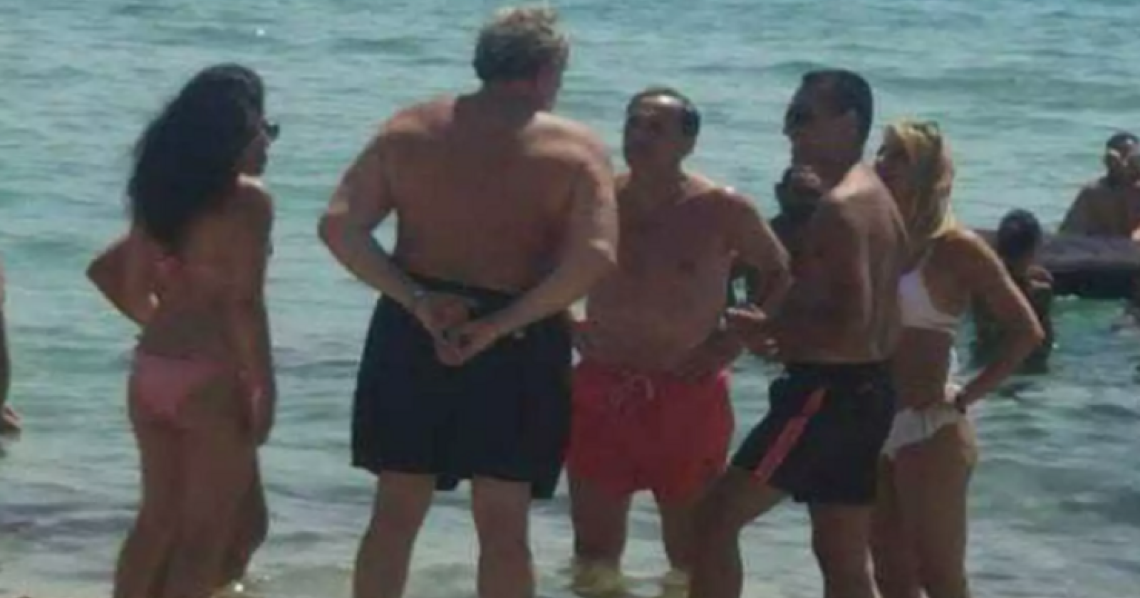 Amati "pizzica" Di Maio in spiaggia a Porto Cesareo con Emiliano e Boccia, in un lido sequestrato