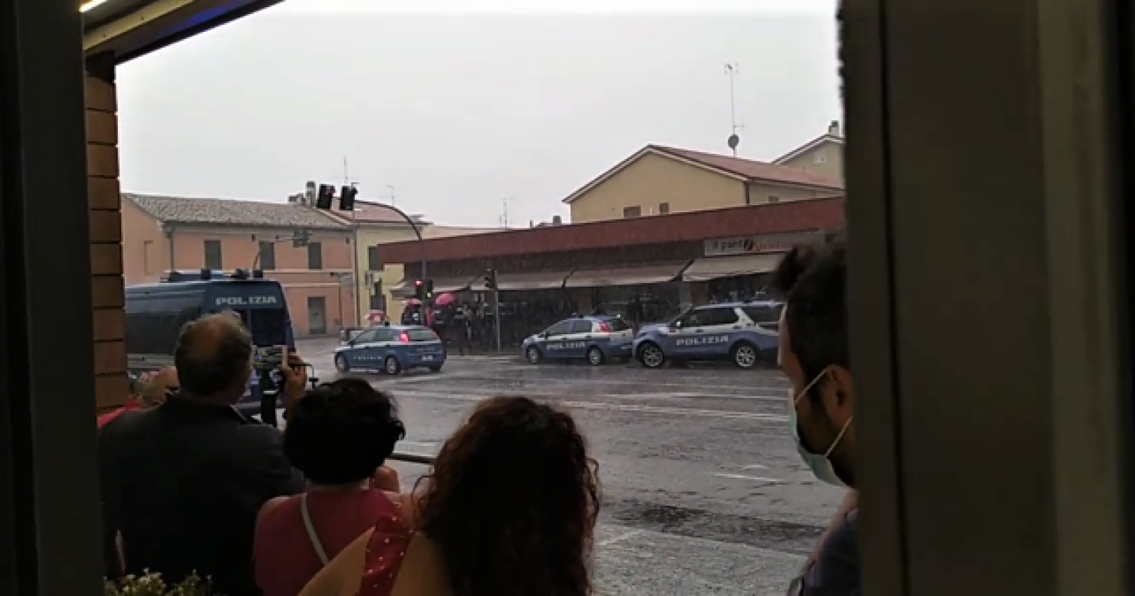 La visita di Speranza a Pesaro è un flop: manifestanti, contestazioni e lancio di uova