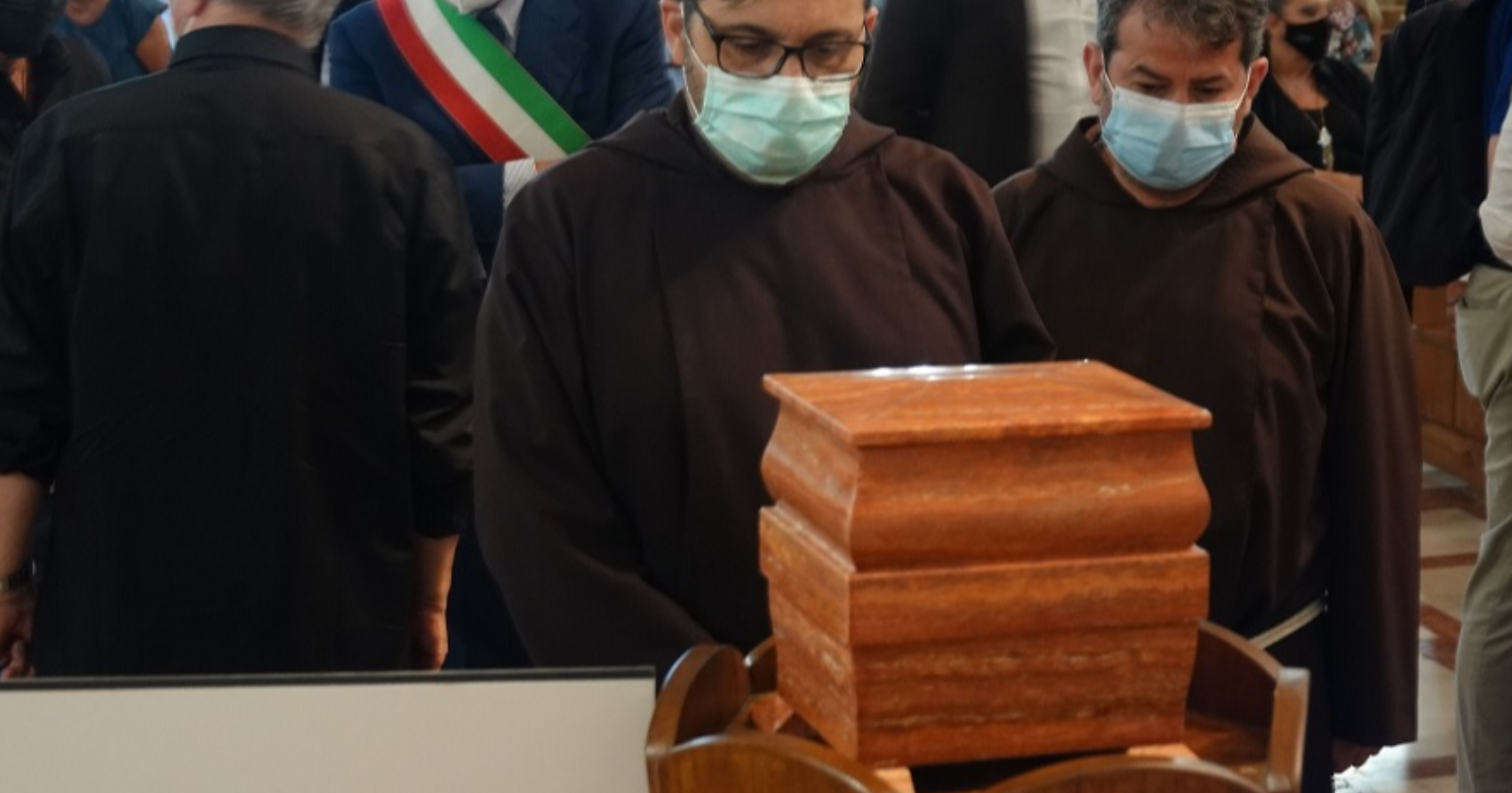 L'ultimo saluto di Raffaella Carrà a Padre Pio: la sua urna oggi a San Giovanni Rotondo