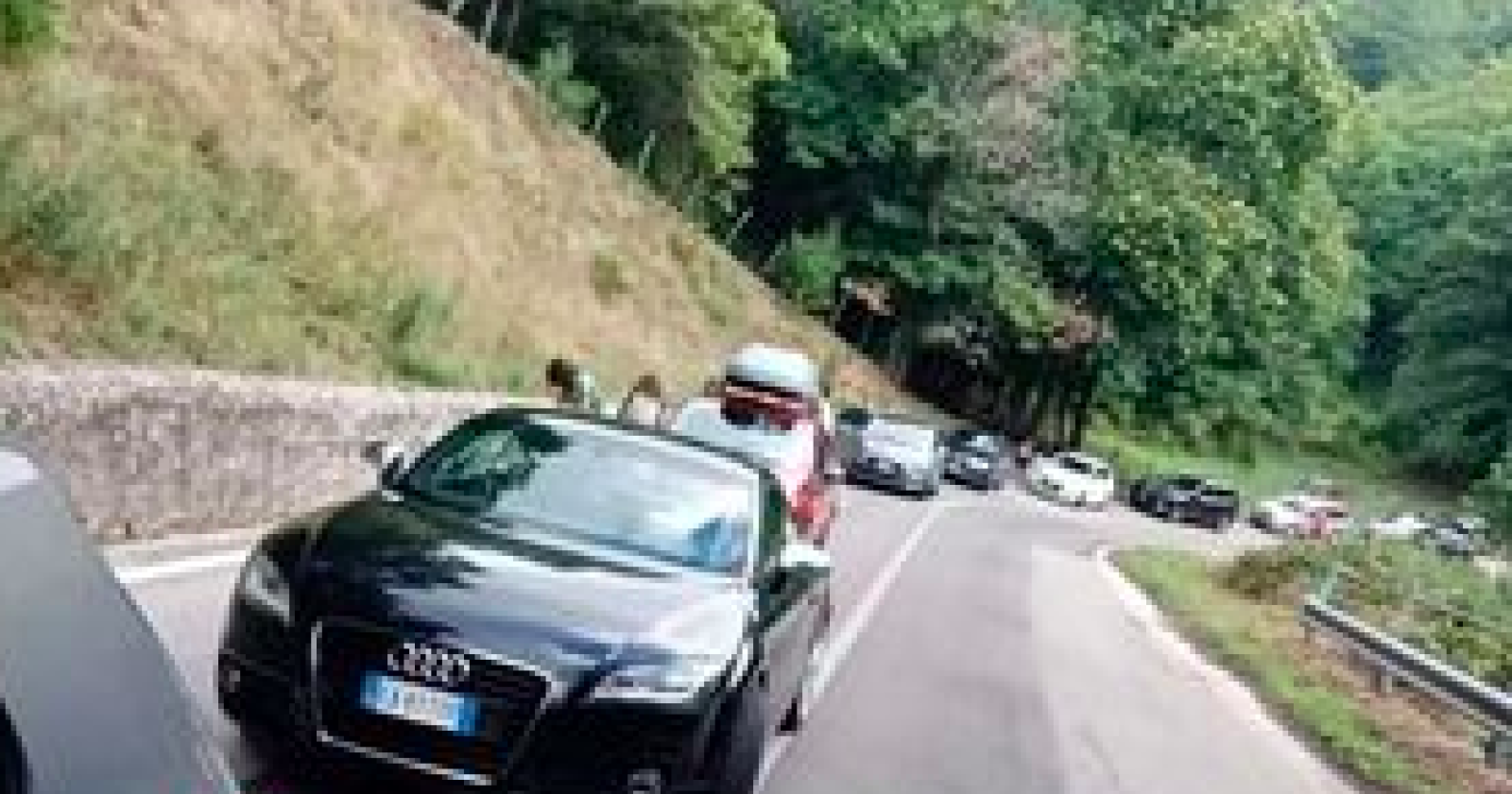 A Monticchio giro in bici e navette hanno fatto storcere il naso ai turisti: lunga fila di auto e dietrofront