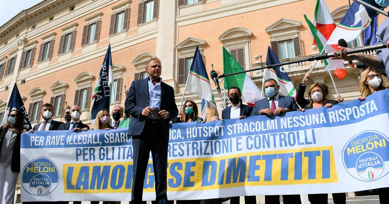 Coro unanime di FdI, Lamorgese si dimetta: «70mila agenti per i controlli di Natale e Pasqua ma ha permesso il rave di Valentano»