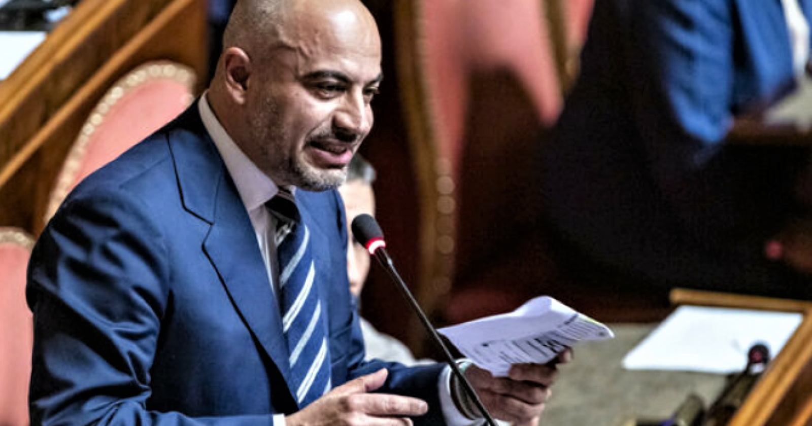 Supergreenpass. Dai banchi del Senato, Paragone ne ha per tutti: «Spero che almeno Big pharma vi stia ripagando bene»
