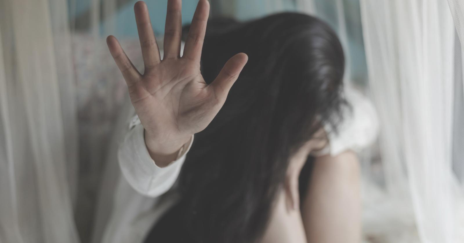 A 19 anni picchia e perseguita la ragazza minorenne: gli viene solo vietato di avvicinarla, invece di sbatterlo dentro e gettare la chiave
