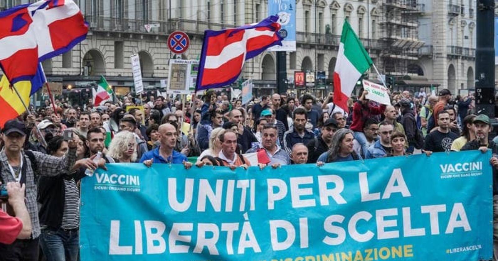 Il popolo del NoPass invade le piazze italiane al grido di "libertà di scelta contro ogni discriminazione"