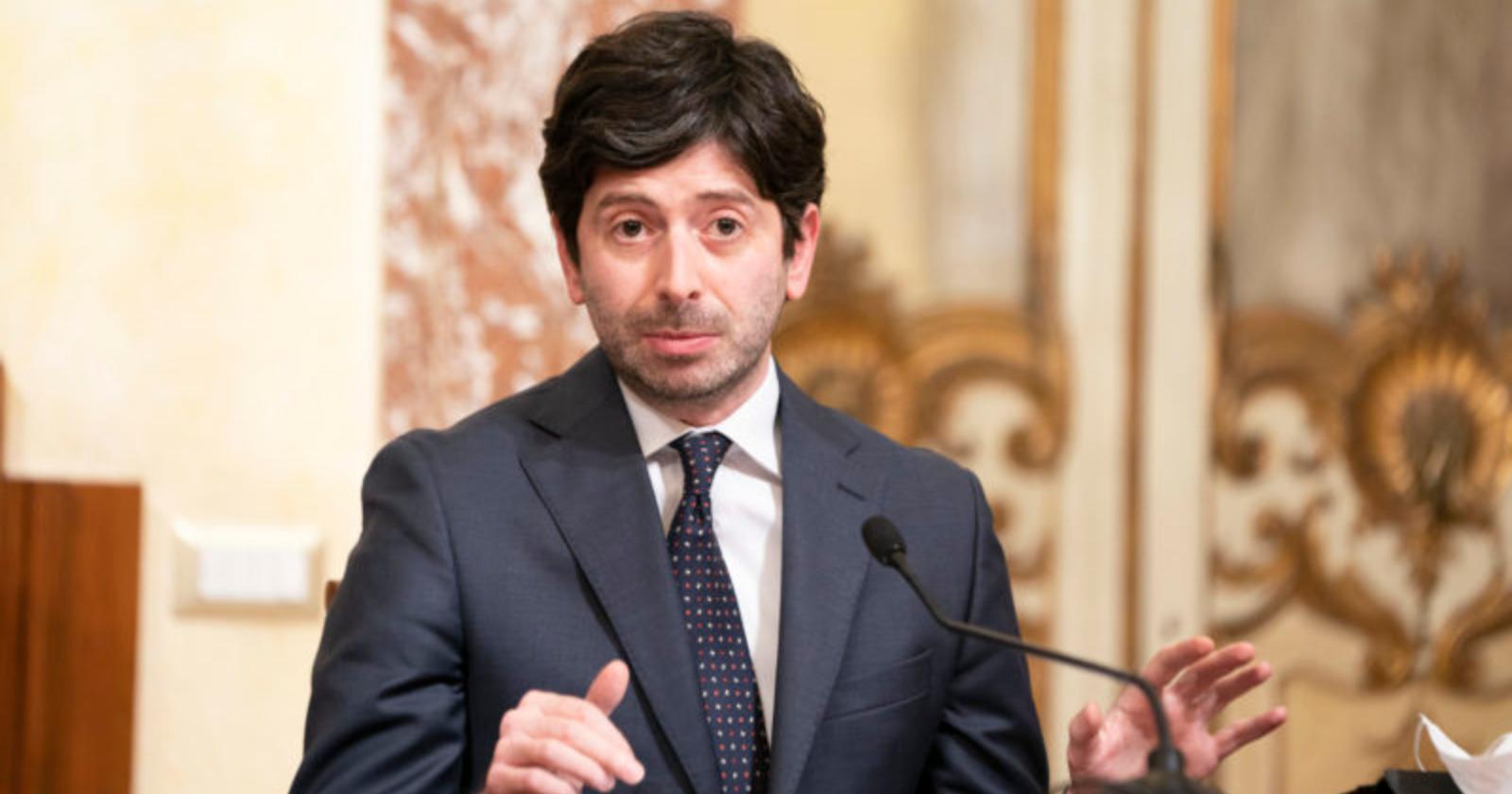 Giornata mondiale del farmacista, il tweet di Speranza scatena l'ilarità del web: «Vai al mare con Di Maio, abbronzati un pò»